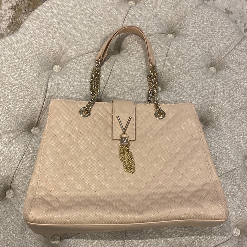 Shoulder bag with gold chain/gold hardware